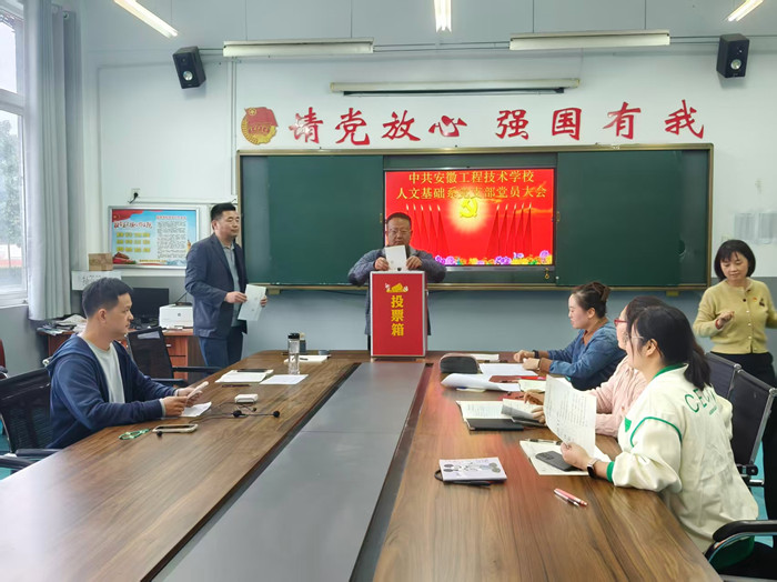 新闻2-监计票人投票_副本.jpg
